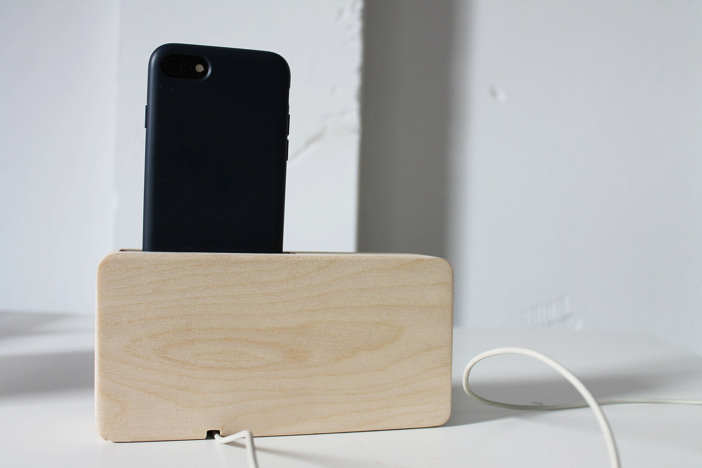 Razor. Wooden natural amplifier for smartphone.