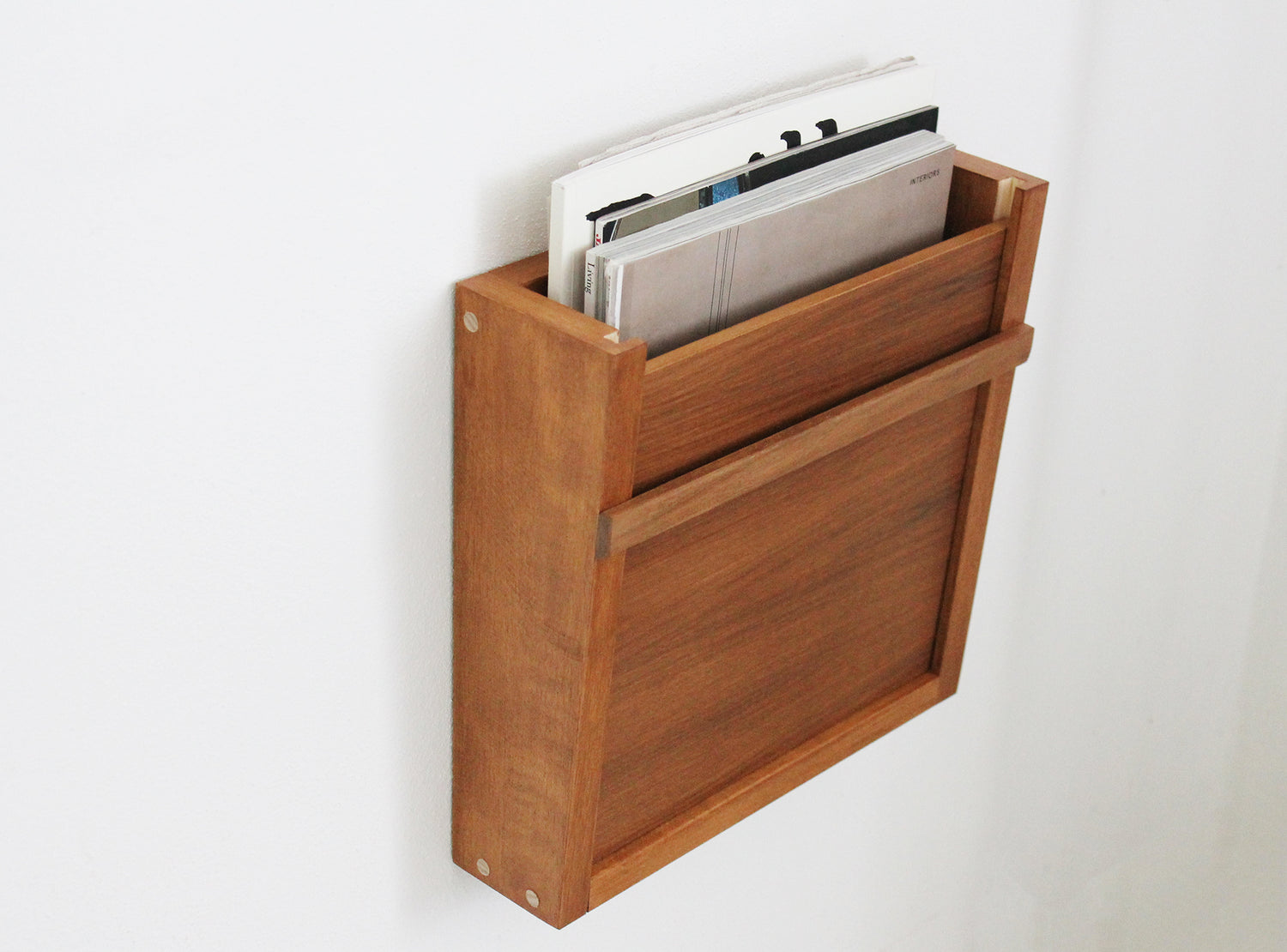 Porta riviste da parete in legno con ripiano svuota tasche. – Bixdesign